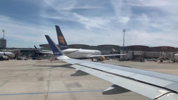 Skandinav Hava Yolları Ndan Bir Yolcunun Pov Bir Havaalanının Taksisinde — Stok video