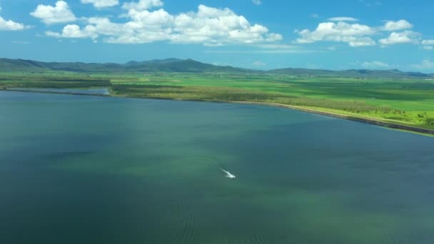 Aviões Aéreos Eye Drone View Powercraft Jetski Zooming Barragem Água — Vídeo de Stock