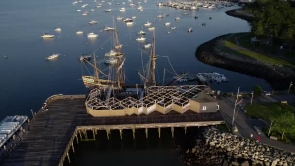 Vista Aérea Sobre Histórico Barco Mayflower Atracado Plymouth Inclinación Tiro — Vídeo de stock