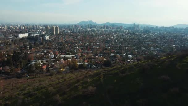 Letecká Panenka Zeleného Kopce Calan Nad Budovami Domy Hory Pozadí — Stock video