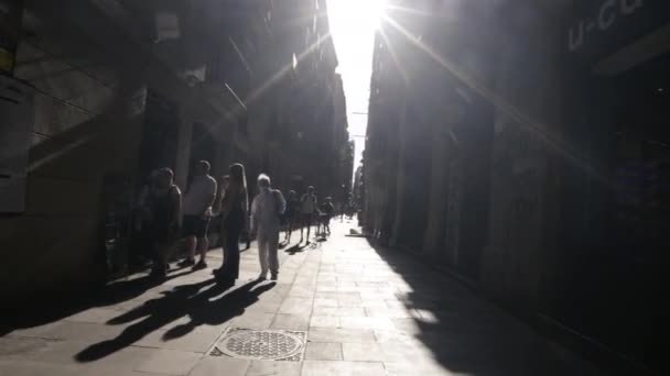 Lange Schaduwen Vallen Een Winkelstraat Het Centrum Van Barcelona Zomer — Stockvideo