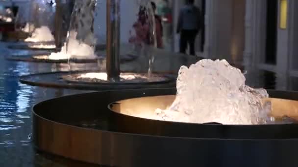 Pessoas Andando Lado Água Fonte Shopping Center Concentrar Água Fonte — Vídeo de Stock