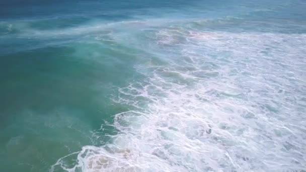 Vista Aérea Cima Para Baixo Das Poderosas Ondas Oceânicas Azuis — Vídeo de Stock