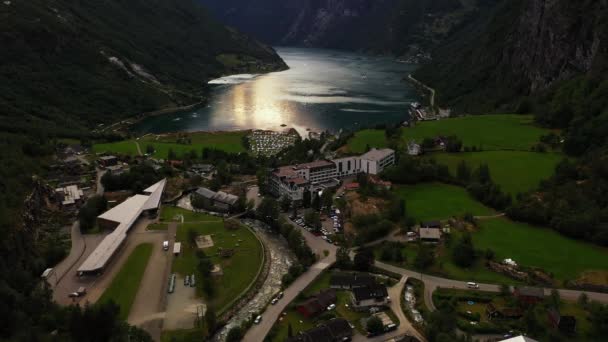 Vista Aérea Del Hotel Union Geiranger Noruega Seguimiento Disparo Drones — Vídeos de Stock