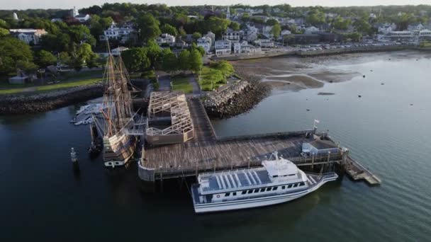 Luftaufnahme Rund Das Plymouth Usa Angedockte Mayflower Schiff Orbit Drohnenschuss — Stockvideo