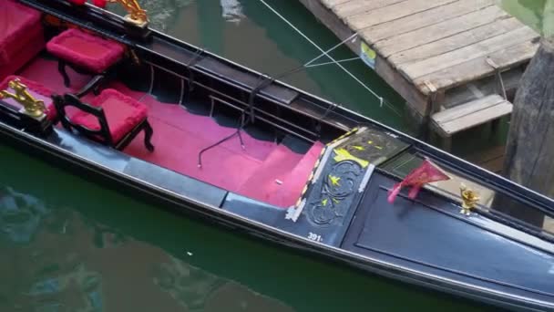 Rode Gestoffeerde Stoelen Een Gondelboot Drijvend Het Kanaal Venetië Italië — Stockvideo