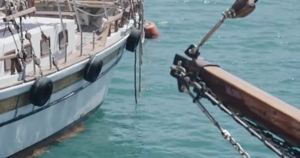 Bref Bateau Cabine Rail Cordes Amarré Flottant Basculant Océan Mer — Video