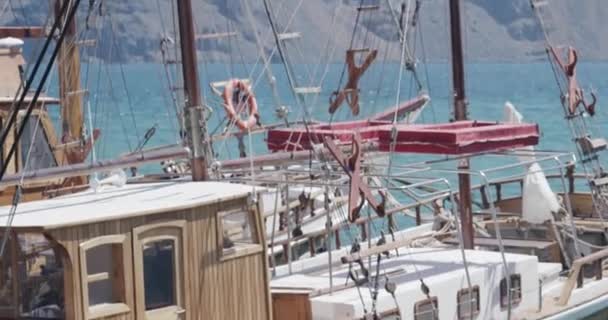 Barca Pesca Cabina Corde Attraccato Galleggiante Dondolo Oceano Mare Scogliera — Video Stock