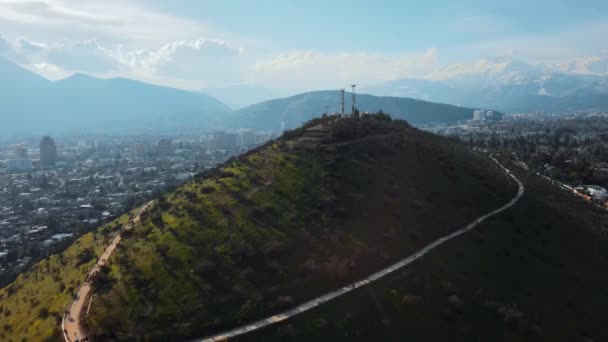 Aerial Dolly Grønne Calan Hill Sti Observatorium Toppen Bjerge Baggrunden – Stock-video
