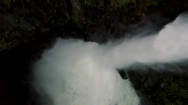 エクアドルのバオス アグア サンタにあるパイロン ディアブロの滝または悪魔の釜 — ストック動画