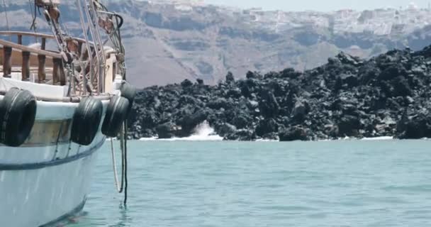 Barco Pesca Embarcação Pneus Cordas Acoplado Flutuando Balançando Oceano Mar — Vídeo de Stock