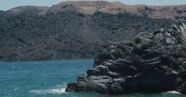 Rocce Vulcaniche Dondolio Pietre Onde Acqua Mediterraneo Oceano Mare Scogliera — Video Stock