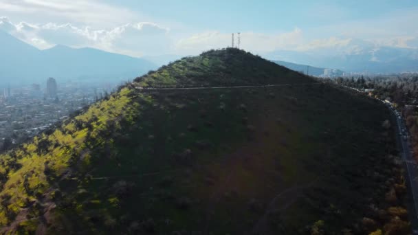 Luftklype Calan Hill Dekket Tett Grønn Vegetasjon Fjell Bakgrunnen Santiago – stockvideo