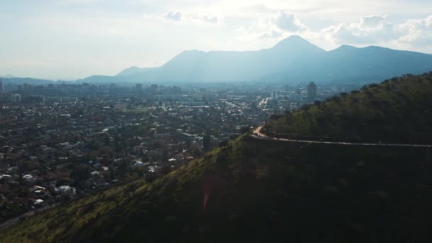 Calan Tepesi Nde Yeşil Orman Şehir Dağlarla Kaplı Yürüyüş Yolunun — Stok video