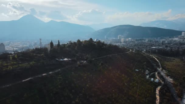 Luftbane Det Grønne Calan Hill Dækket Tæt Skov Bybygninger Bjerge – Stock-video