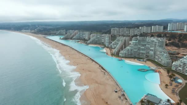 Schwebebahn Des Weltgrößten Swimmingpools Der Nähe Der Küste Und Luxuriöser — Stockvideo