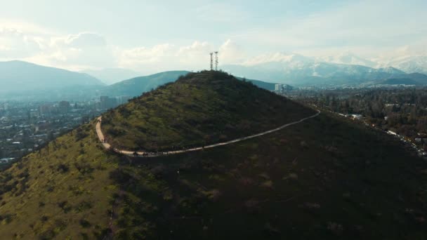 Órbita Aérea Sobre Sendero Colina Calan Cubierta Bosque Verde Edificios — Vídeo de stock