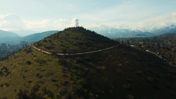 Ascensão Aérea Sobre Verdejante Colina Calan Caminho Edifícios Cidade Montanhas — Vídeo de Stock