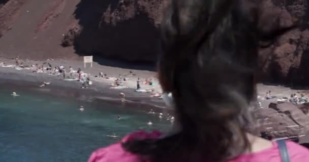 Woman Tourists Windy Crowded Packed Cliffside Red Sand Beach Popular — Vídeo de Stock