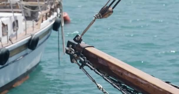 Fora Barco Foco Cabine Trilho Cordas Acoplado Flutuando Balançando Oceano — Vídeo de Stock