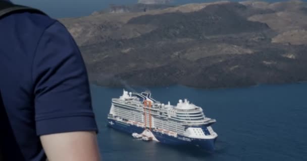 Pareja Viendo Mega Crucero Océano Mar Edificios Blancos Lujo Viajar — Vídeo de stock