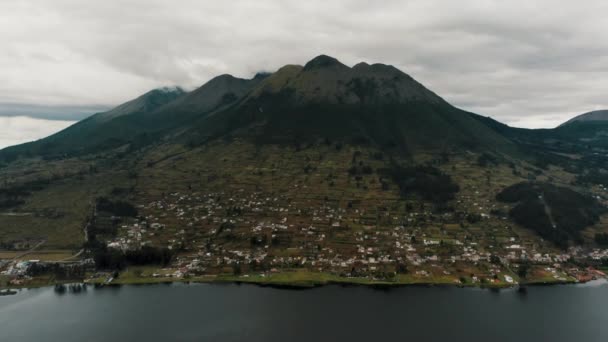 Imbabura Stratovolcano Κάτω Από Λίμνη San Pablo Στο Βόρειο Ισημερινό — Αρχείο Βίντεο