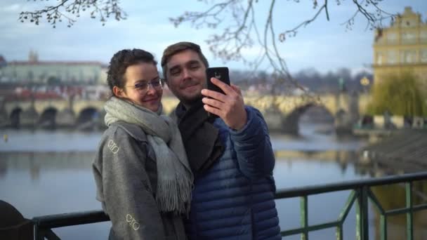 Casal Tirando Foto Selfie Celular Frente Castelo Praga Ponte Charles — Vídeo de Stock