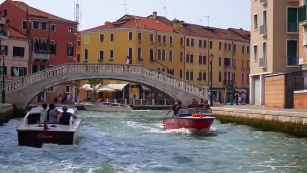 Talya Venedik Kanalında Tekne Gezintisi Yazın Tipik Mimarilerin Yanından Geçiyor — Stok video