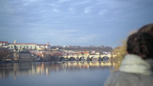 プラハのカレル橋の前でのキスペア チェコ共和国 ロマンチックな愛の感情 クローズアップスライダービュー — ストック動画