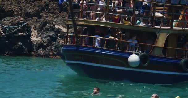 Touristes Baignade Emballé Bondé Bateau Eau Méditerranée Océan Mer Falaise — Video