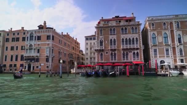 Pov Desde Barco Que Navega Laguna Veneciana Mirando Edificios Típicos — Vídeos de Stock