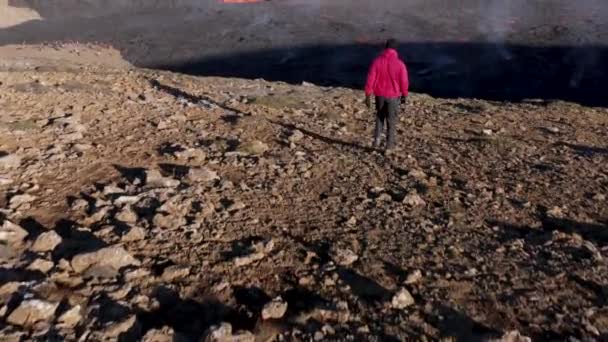Chico Caminando Colina Escarpada Con Vistas Fenómeno Natural Erupción Del — Vídeos de Stock