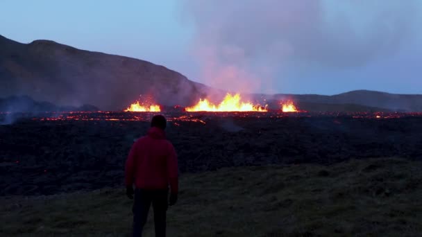 Caminhante Aventura Caminhando Direção Erupção Vulcânica Violenta Islândia Noite Meradalir — Vídeo de Stock