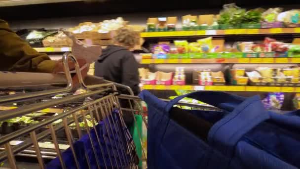 Hombre Empujando Carrito Compras Largo Pasillo Ocupado Personas Azar Más — Vídeo de stock