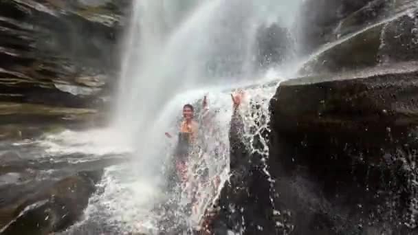 Inclinando Para Baixo Tiro Revelando Duas Mulheres Brasileiras Trajes Banho — Vídeo de Stock