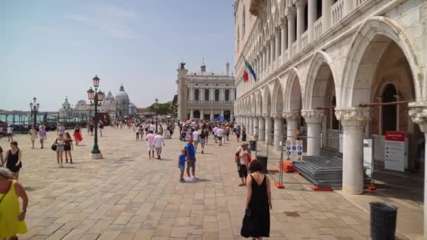 Menschen Gehen Vor Dem Dogenpalast Zur Colonna San Marco Und — Stockvideo