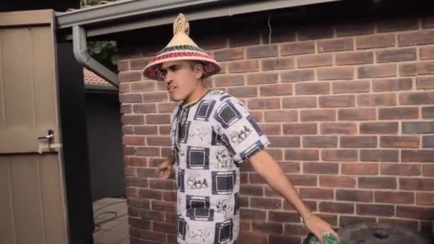 전통적 아프리카 셔츠와 모자를 카메라 앞에서 포즈를 취하는 남자의 정적인 — 비디오