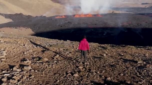 Homem Caminhando Direção Novo Vulcão Fissura 2022 Islândia Dia Ensolarado — Vídeo de Stock