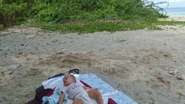 Menino Calmamente Dormindo Praia Puerto Galera Filipinas — Vídeo de Stock