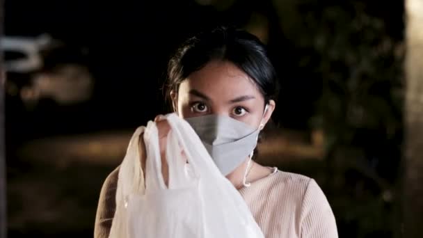 Έκπληκτη Ασιάτισσα Γυναίκα Φορώντας Μάσκα Λαμβάνοντας Ένα Πακέτο Πλαστική Τσάντα — Αρχείο Βίντεο