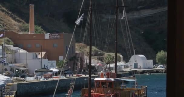 Sail Boat Docking Flag Port Buildings Ship Ocean Fira Santorini — стоковое видео