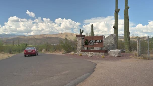 Toegangspoort Teken Voor Tanque Verde Ranch Tucson Rode Auto Komt — Stockvideo