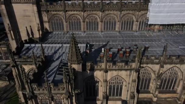 Lot Dronem Lotniczym Wzdłuż Katedry Manchesterze Pokazujący Gotycką Architekturę Uli — Wideo stockowe