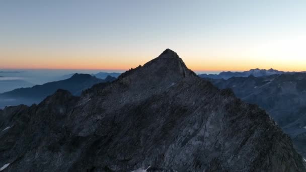Berggipfel Bei Sonnenaufgang Den Alpen Drohnenaufnahmen — Stockvideo