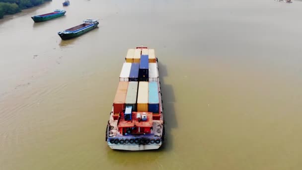 Volledig Geladen Containerschip Bruine Saigon Rivier Kanteling Vanuit Lucht Onthullen — Stockvideo
