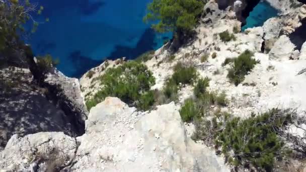 Vuelo Sobre Borde Del Acantilado Isla Fuerte Sol Azul Agua — Vídeos de Stock