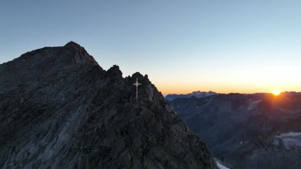 Drone Beelden Van Een Rotsachtige Bergtop Alpen Bij Zonsopgang — Stockvideo