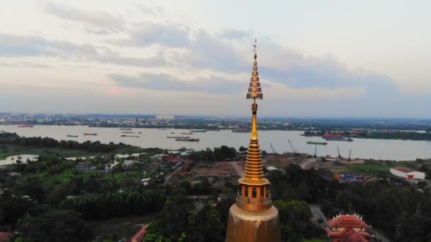 Drone Retroceso Parte Superior Buu Long Pagoda Con Río Saigón — Vídeo de stock