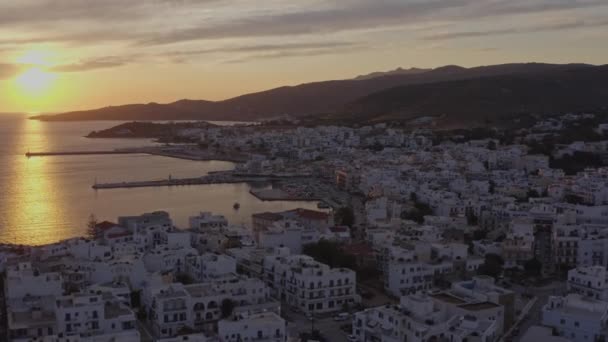 Aerial Kota Tinos Dari Ketinggian Saat Matahari Terbenam — Stok Video