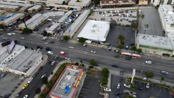 ロサンゼルス 米国の路上でSwat車を見下ろす空中ビュー ドローンショット — ストック動画